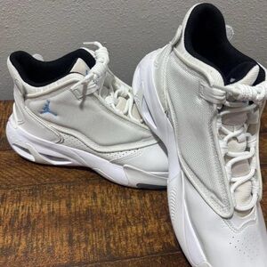 Jordan Max Aura- 4 university blue (2022)